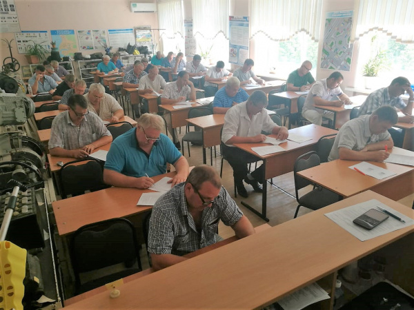 В пункте выездного обучения Академии АСМАП во Владивостоке состоялся выпуск 88 водителей-международников