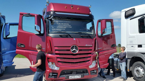 В Калининграде прошла презентация нового автомобиля Mercedes-Benz Actros В Калининграде прошла презентация нового автомобиля Mercedes-Benz Actros