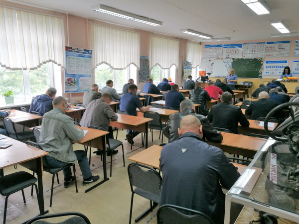 В пункте выездного обучения Академии АСМАП во Владивостоке состоялся выпуск группы водителей-международников